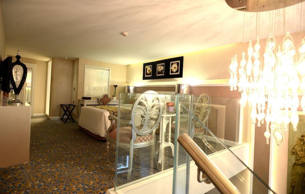 Hotel Metropole Macao Esterno foto